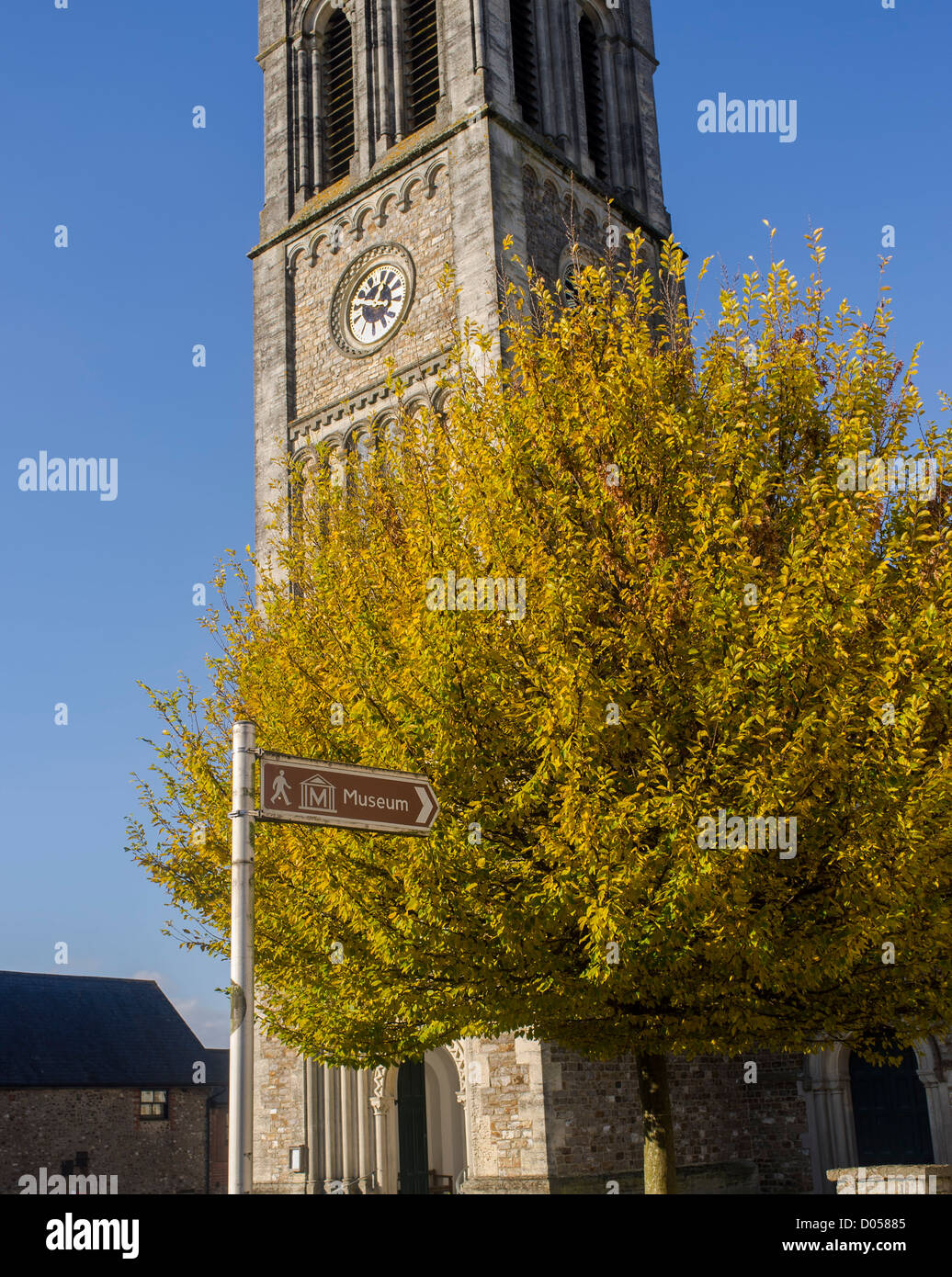 Honiton Devon England. Dal 14 ottobre 2013. Direzione del Museo segno e chiesa con orologio Foto Stock