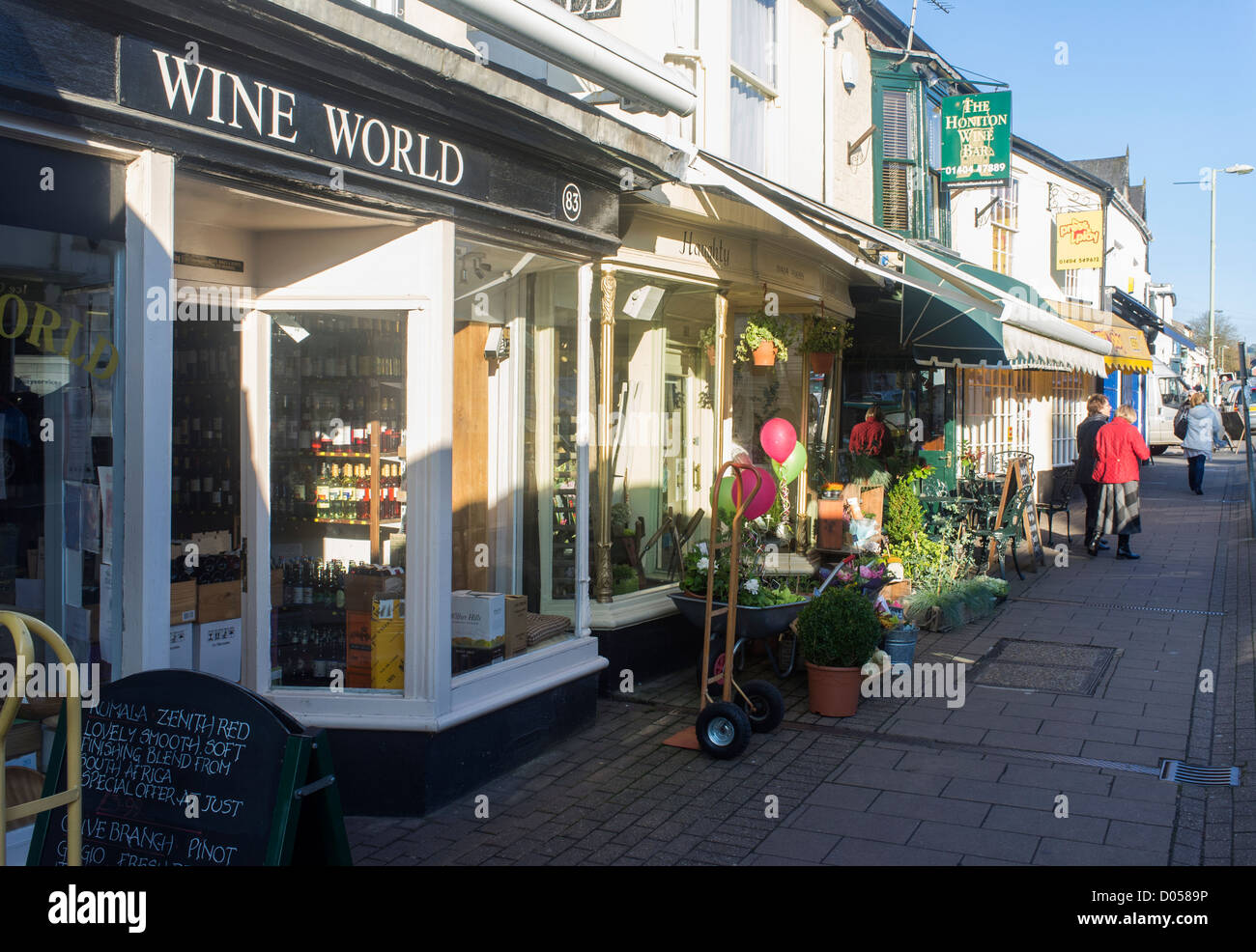 Honiton Devon England. Dal 14 ottobre 2012. Honiton Hight Street con il mondo del vino in primo piano. Foto Stock