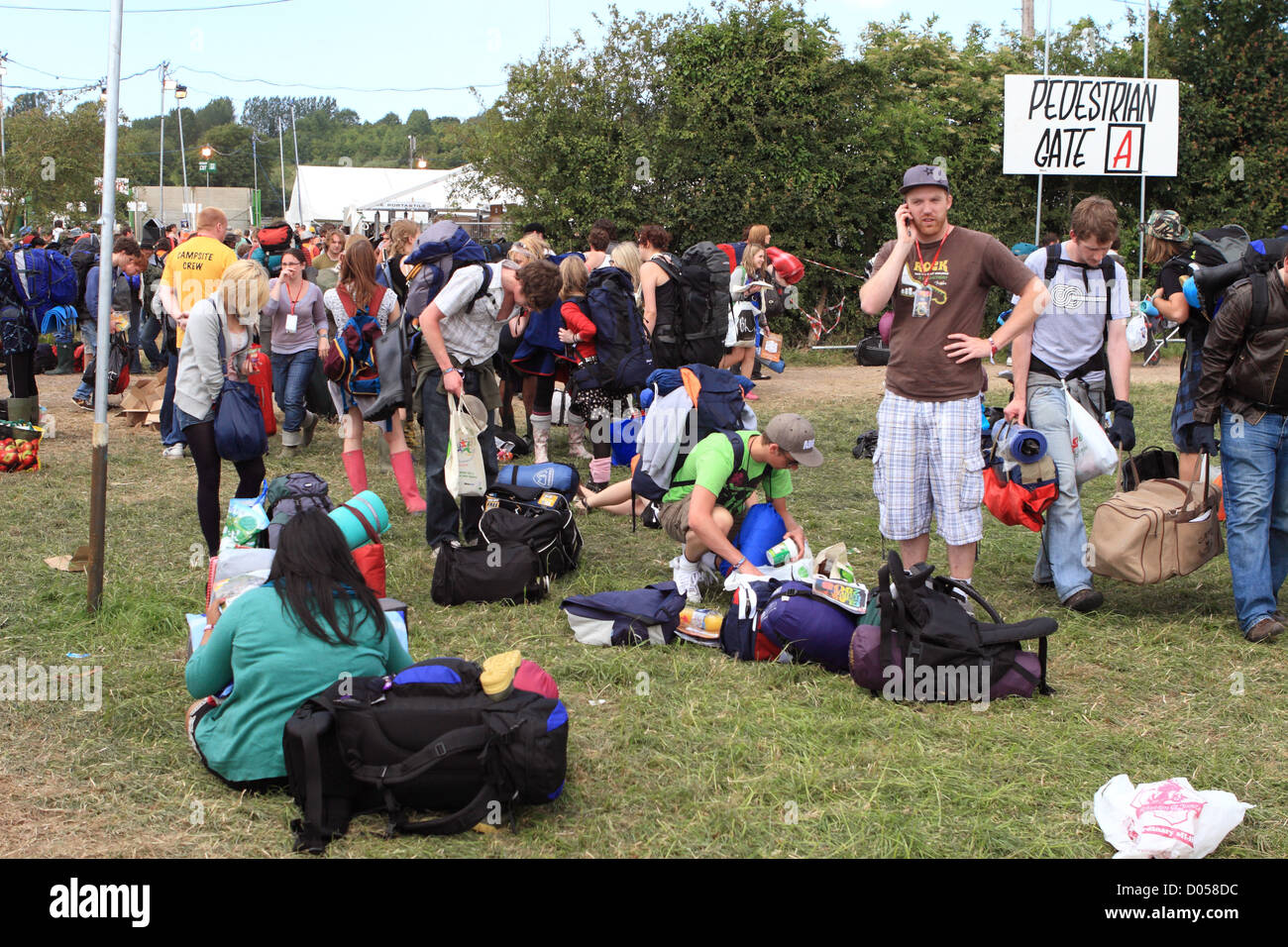 Glastonbury Festival gli appassionati di musica che arrivano al festival porta di ingresso Foto Stock