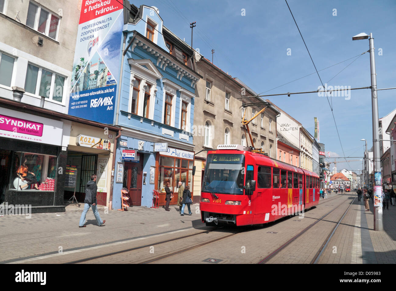 N. 2 il tram in movimento lungo Obchodná, un centro shopping street a Bratislava, in Slovacchia. Foto Stock