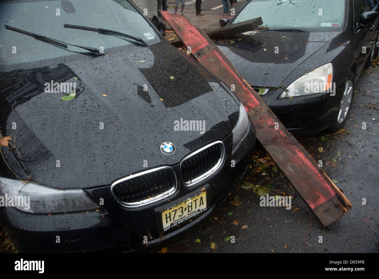 Vetture dopo danneggiamento inondazione nella città di New York, in zona East Village dopo l uragano di sabbia. Foto Stock