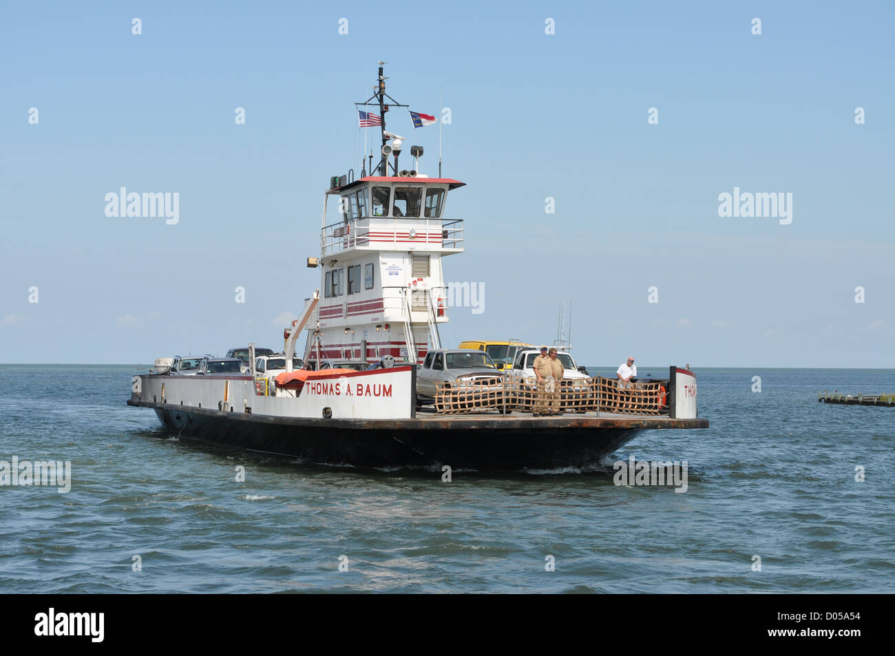 Passeggeri e Veicoli trasportati su un North Carolina sistema traghetto Ferry. Foto Stock