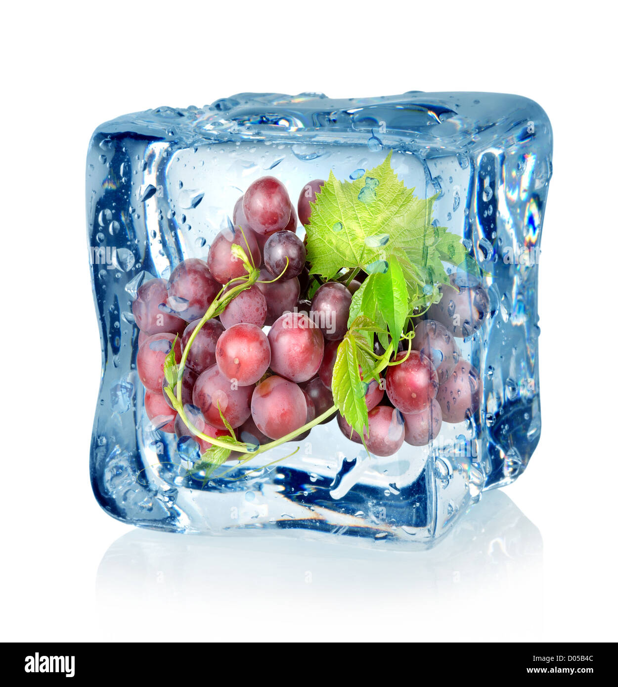 Il cubo di ghiaccio e uve blu isolato su uno sfondo bianco Foto Stock