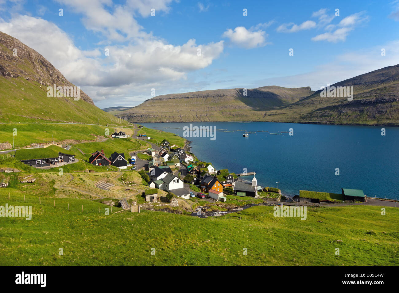 Telecomando piccolo villaggio circondato dalla natura delle Isole Faerøer Foto Stock