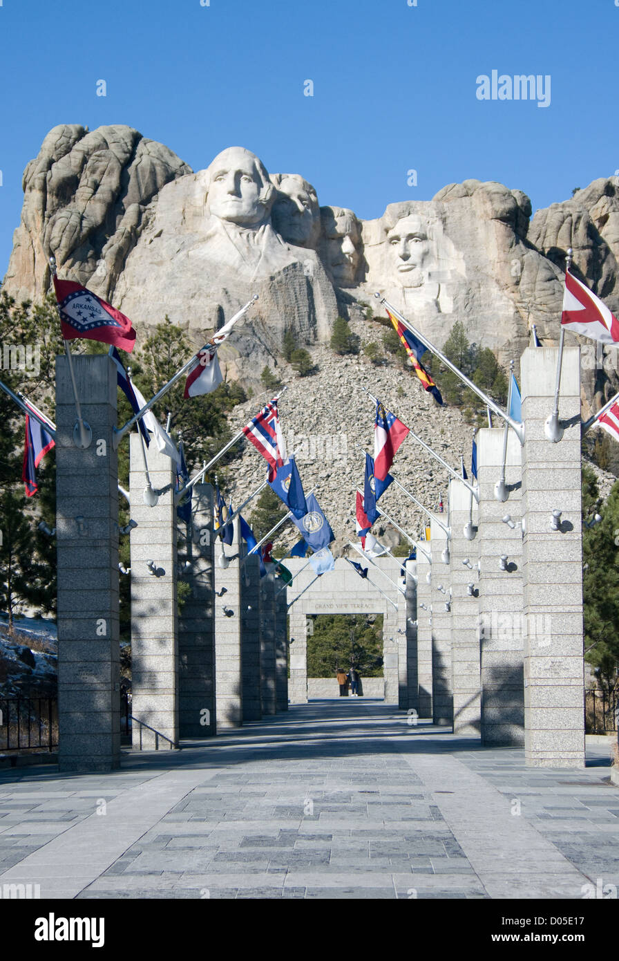 Un uomo e una donna stand alone la visualizzazione di Mt. Rushmore monumento nazionale presso il parco nazionale di Grand View terrazza. Foto Stock