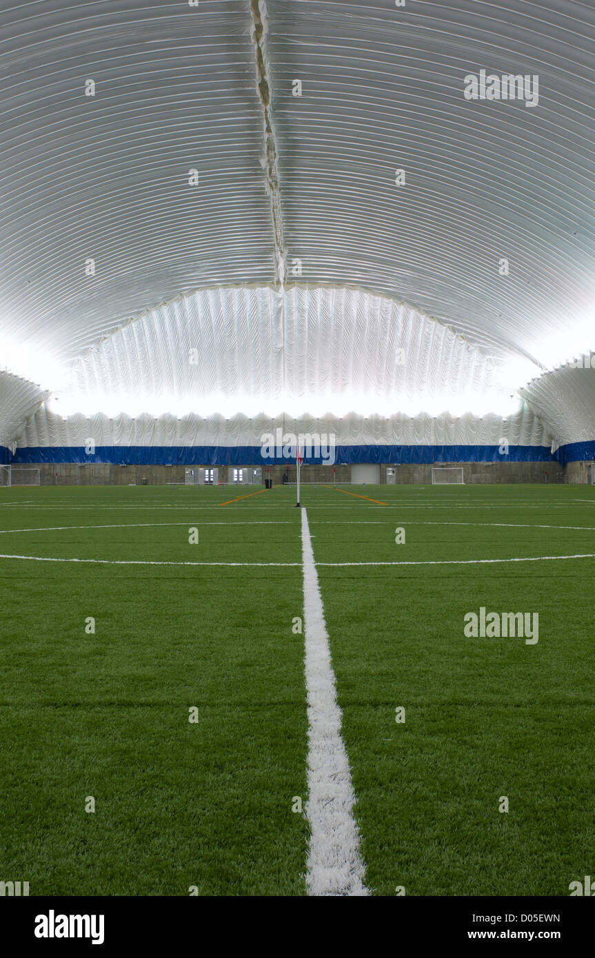 Interno del West San Paolo Sport Dome dalla parete posteriore alla linea di centrocampo Foto Stock