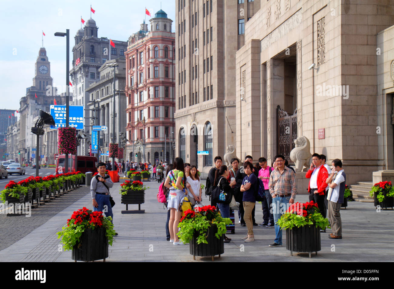Shanghai Cina, quartiere cinese Huangpu, il Bund, Zhongshan Road, Art Deco edifici in stile neoclassico, skyline della città, uomo asiatico uomo maschio, donna donna donna donna WO Foto Stock