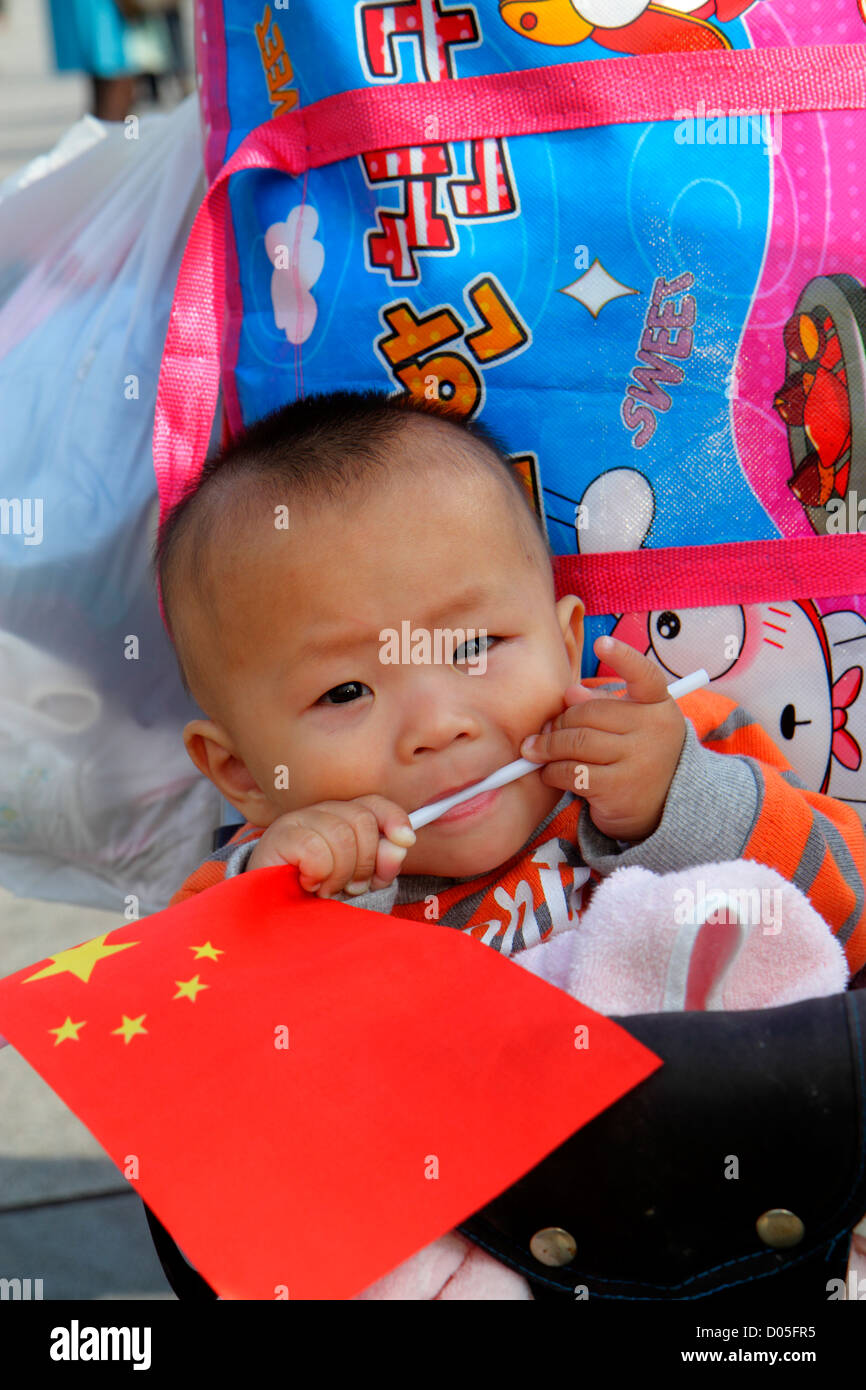 Shanghai Cina, il quartiere cinese Huangpu, il Bund, Zhongshan Road, la settimana d'oro del giorno Nazionale, ragazzi asiatici, ragazzi maschi bambini bambini bambini bambini giovani, baby ba Foto Stock