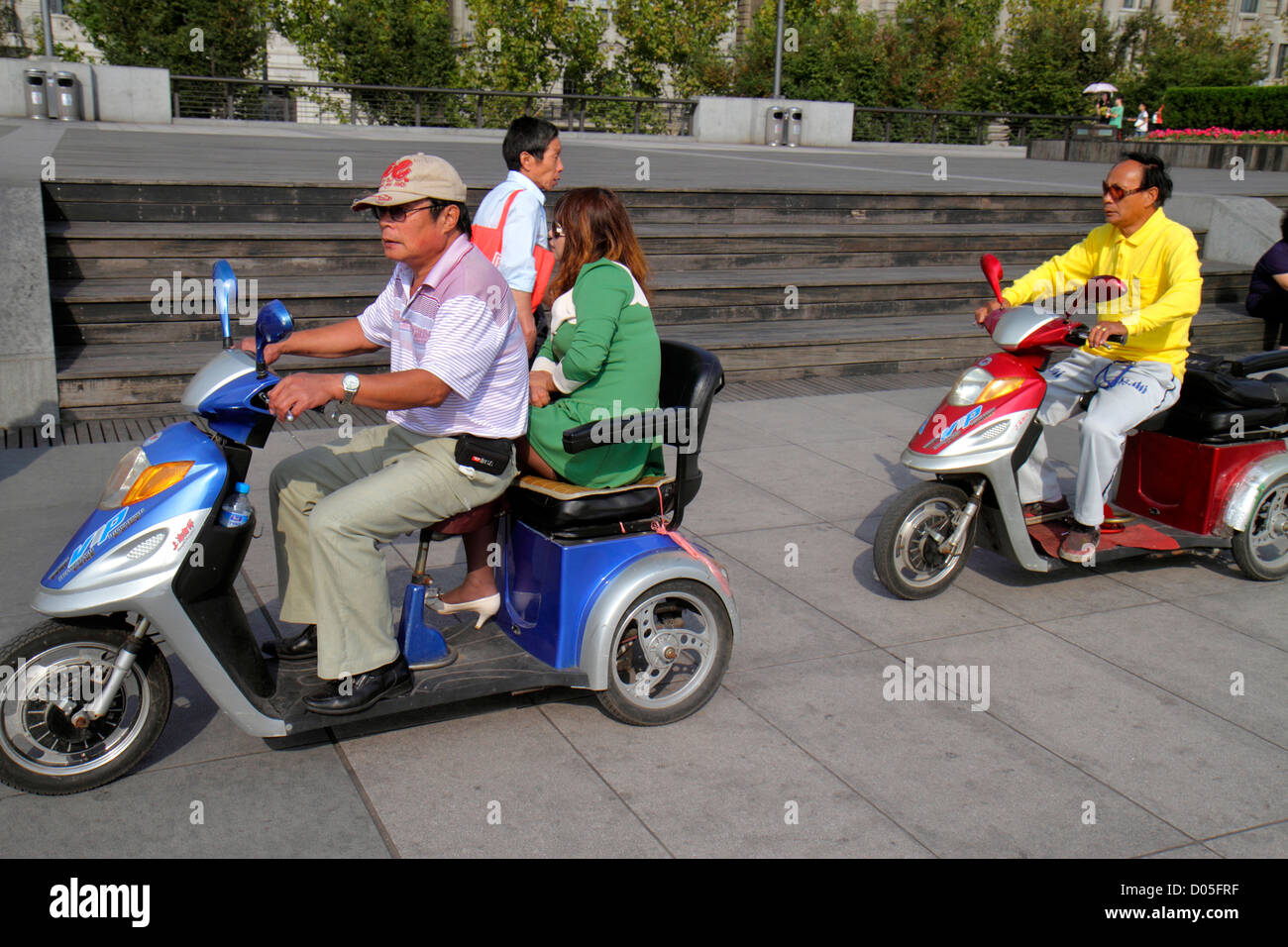 Shanghai Cina, Cina cinese Huangpu District, il Bund, Zhongshan Road, giorno Nazionale Golden Week, uomo asiatico uomo maschio, donna donna donna donna donna, scooter elettrico, China1 Foto Stock