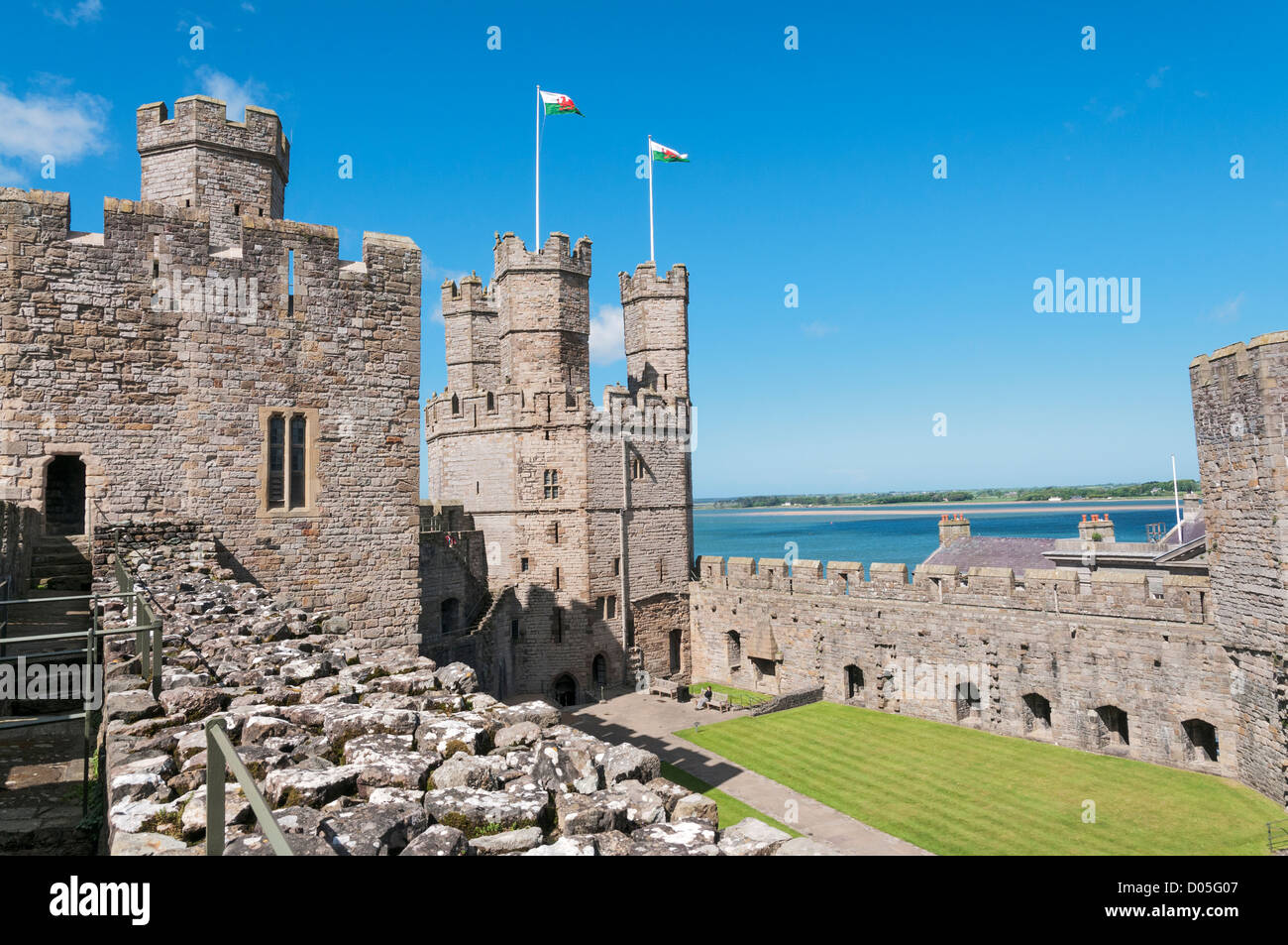 Il Galles, nella contea di Gwynedd, Caernarfon Castle, Gallese bandiere sulla cima di Torre Aquila Foto Stock