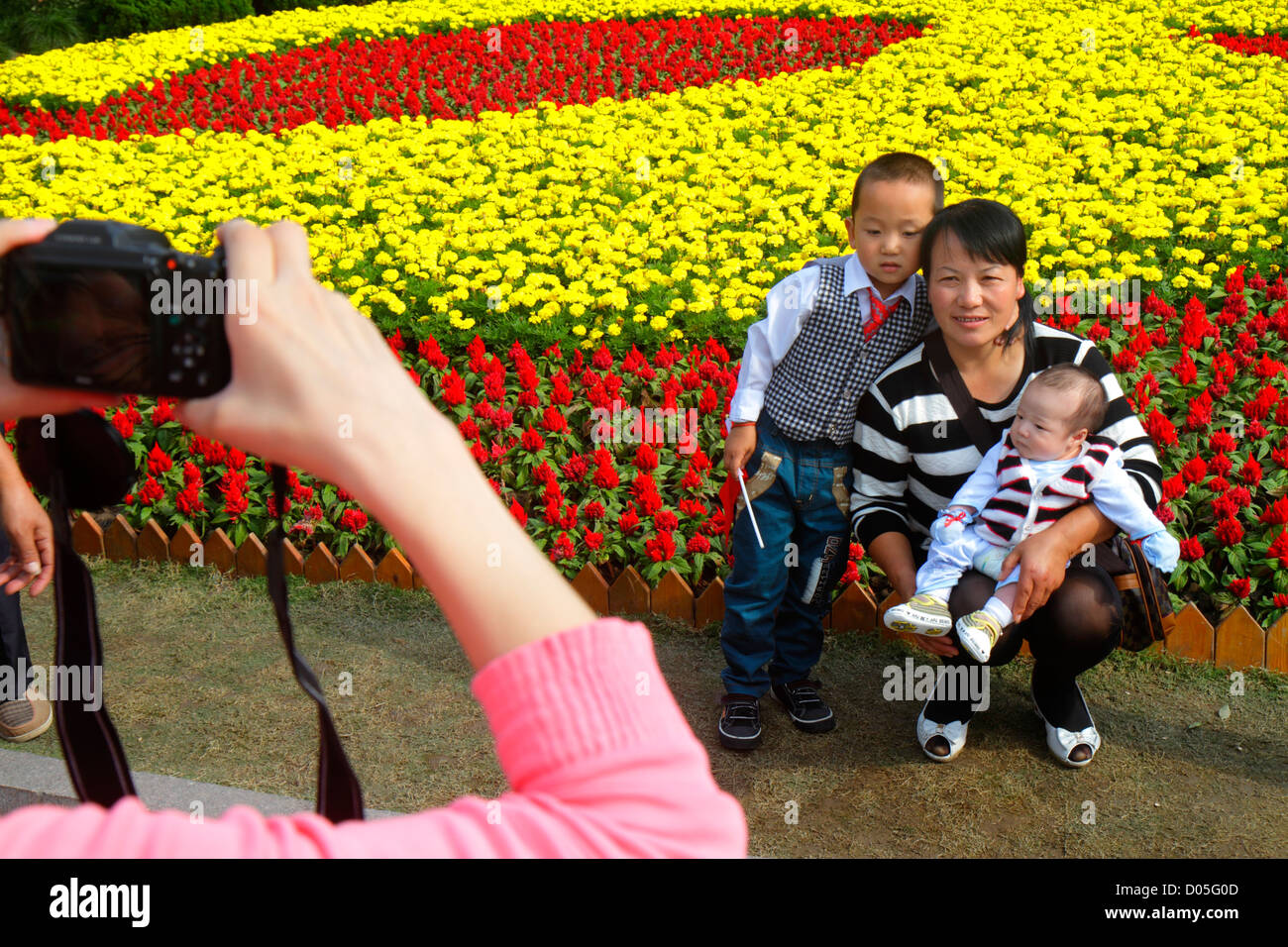 Shanghai Cina, Cina cinese Huangpu District, il Bund, Zhongshan Road, giorno Nazionale Golden Week, donna asiatica donne, madre, genitore, genitori, ragazzi, maschio Foto Stock