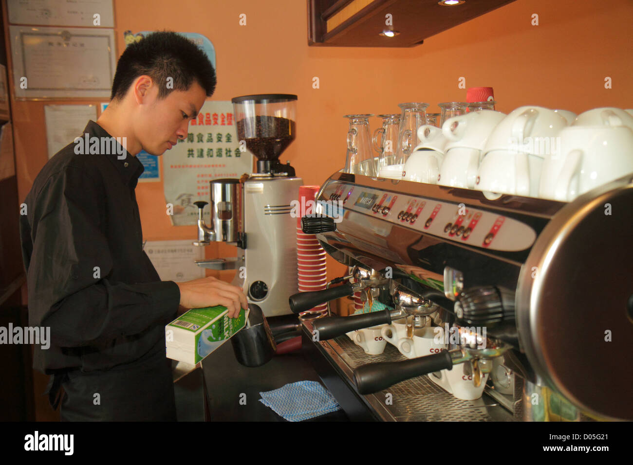 Shanghai Cina, Huangpu District cinese, il Bund, Zhongshan Road, Costa Coffee, barista, società britannica in ambiente straniero, uomo asiatico uomini maschio adulto Foto Stock