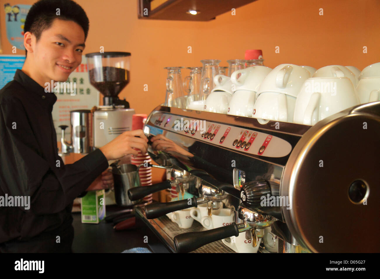 Shanghai Cina, Asia, cinese, orientale, Huangpu District, il Bund, Zhongshan Road, Costa Coffee, barista, società britannica in ambiente straniero, asiatici, uomo Foto Stock