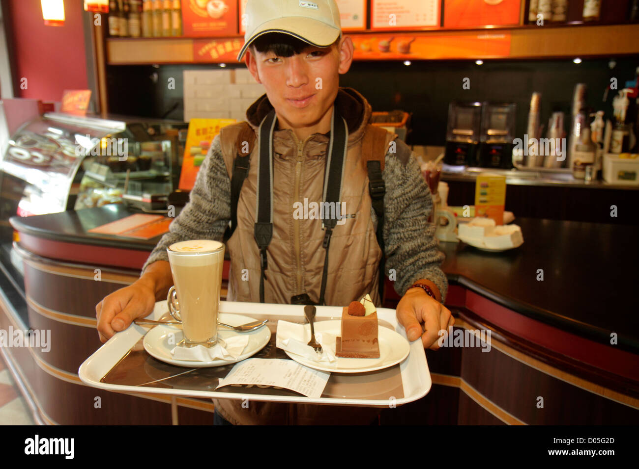 Shanghai Cina, Huangpu District cinese, il Bund, Zhongshan Road, Costa Coffee, barista, società britannica in ambiente straniero, uomo asiatico uomini maschio adulto Foto Stock