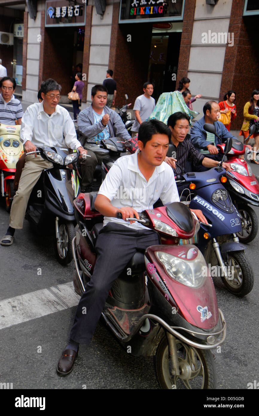Shanghai Cina, Asia, cinese, orientale, Huangpu District, Sichuan Road, National Day Golden Week, asiatici, uomini maschi adulti, scooter a motore Foto Stock