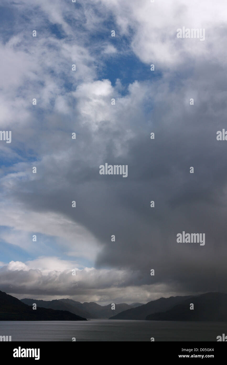 Drammatica del cielo e la luce del sole oltre il suono di Sleat con ingresso Loch Hourn nella distanza, Scotland, Regno Unito Foto Stock