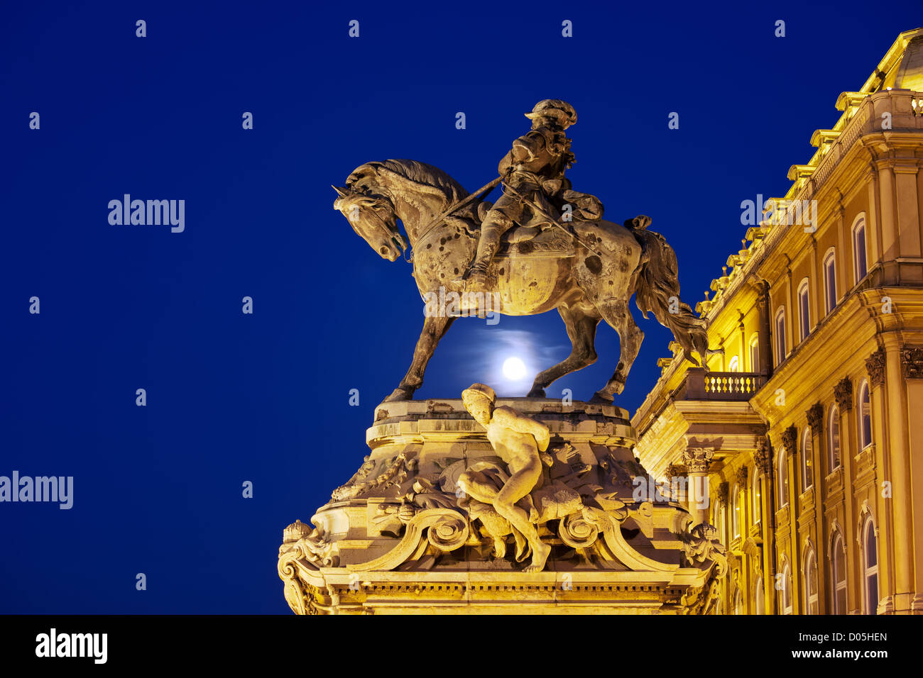 Il principe Eugenio di Savoia statua da 1897 a notte di luna piena, accanto al Castello di Buda (Palazzo Reale) a Budapest, Ungheria. Foto Stock