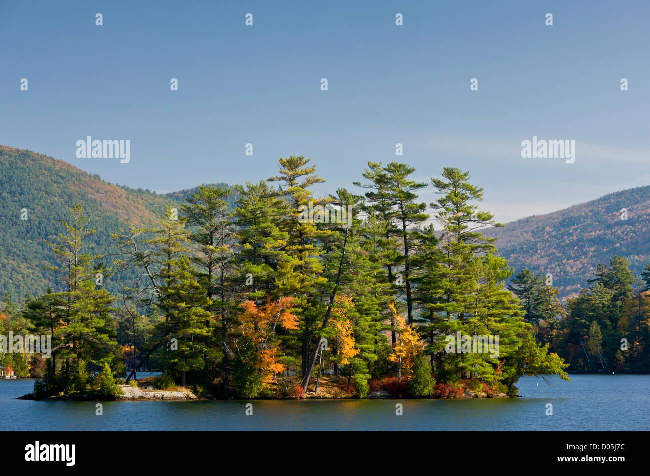 Isola d'autunno con pini e aceri, in Lake George, caduta, Montagne Adirondack, nello Stato di New York, Stati Uniti d'America Foto Stock