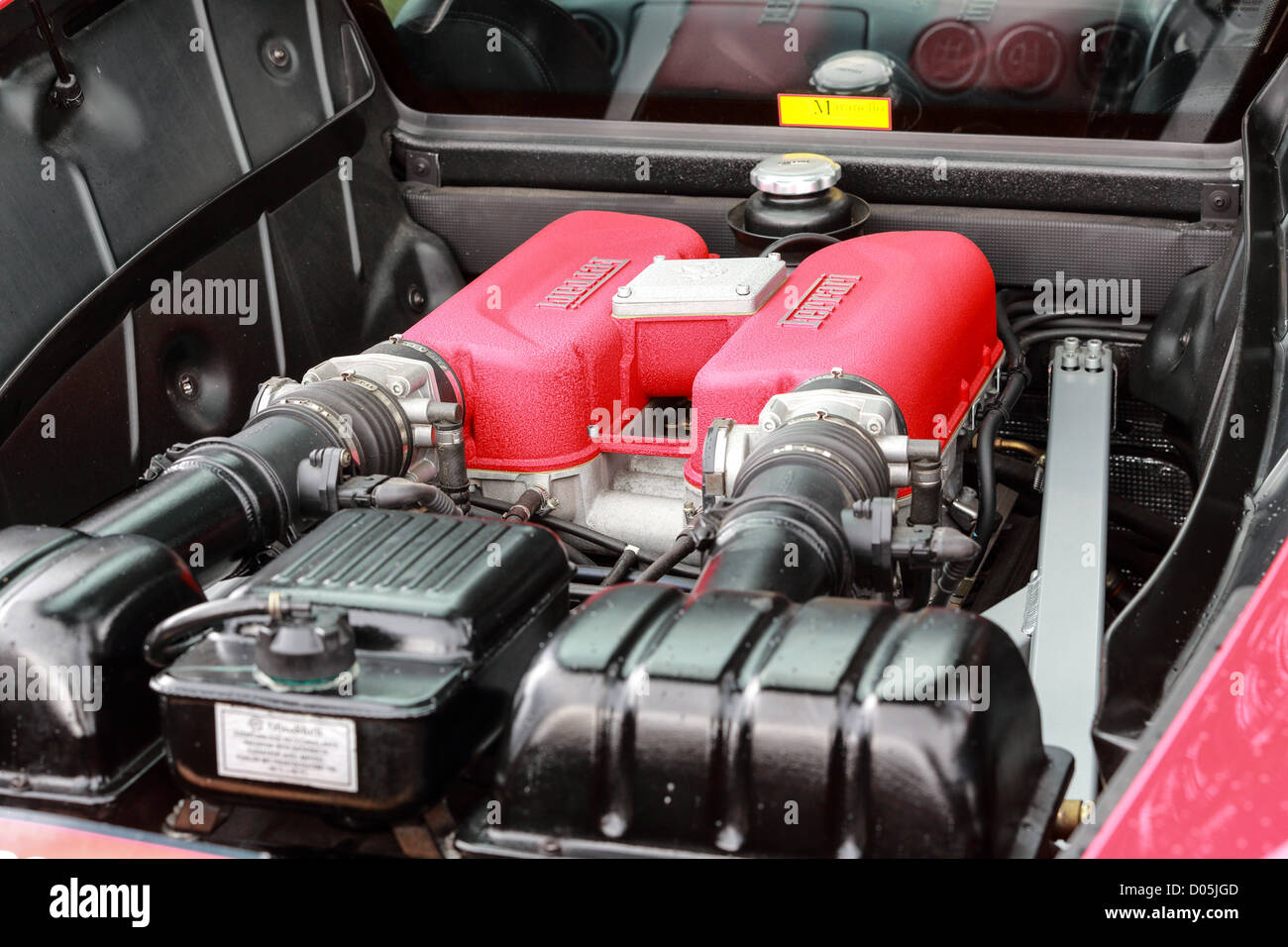 Un V8 motore Ferrari di colore rosso coperchi dei bilancieri al Gold Coast Car Show Foto Stock