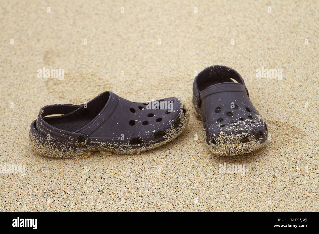Plastica calzature a coccodrillo sulla spiaggia di St Ives, Cornwall, Inghilterra, Regno Unito, Agosto 2012 Foto Stock