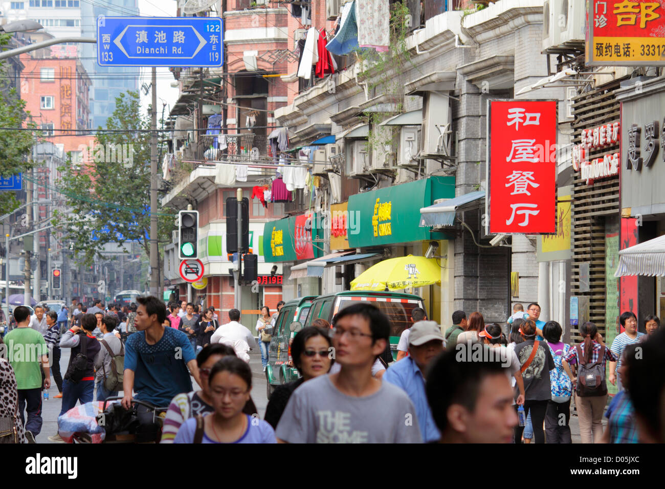 Shanghai Cina,Distretto cinese Huangpu,Sichuan Road,settimana d'oro del giorno Nazionale,uomo asiatico maschio,donna femmina donne,famiglia famiglie genitori chi Foto Stock