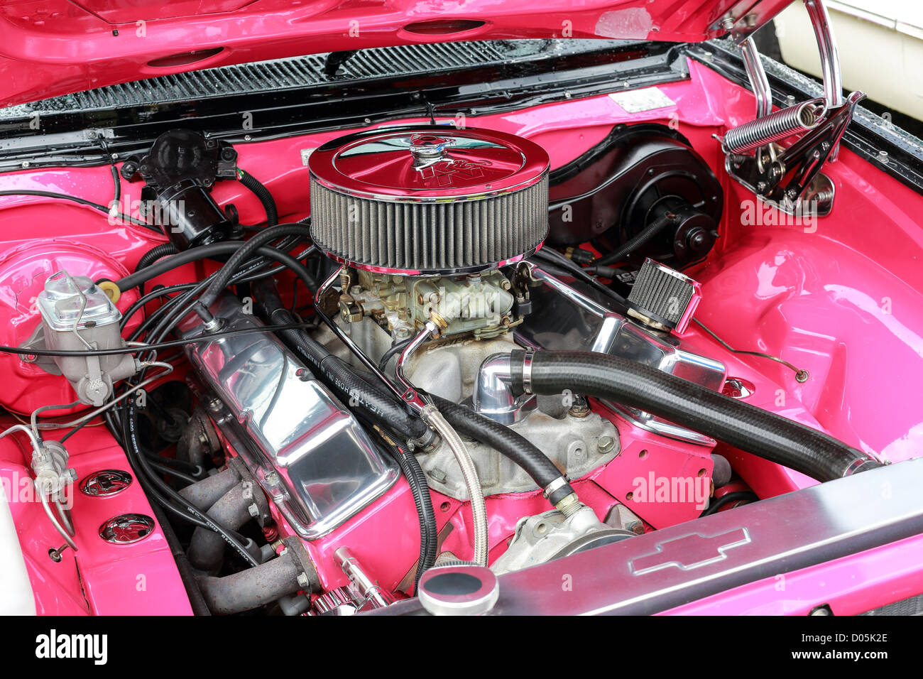 Un motore V8 mostra cromato coperchi bilanciere su un vintage Holden veicolo a motore al Gold Coast Car Show Foto Stock