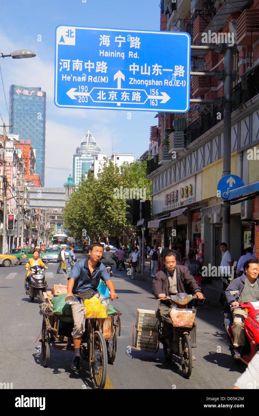 Shanghai Cina, cinese Huangpu District, Sichuan Road, cinese Mandarin simboli, hanzi, uomo asiatico uomini maschio adulti, triciclo, carrello, scooter a motore, electr Foto Stock