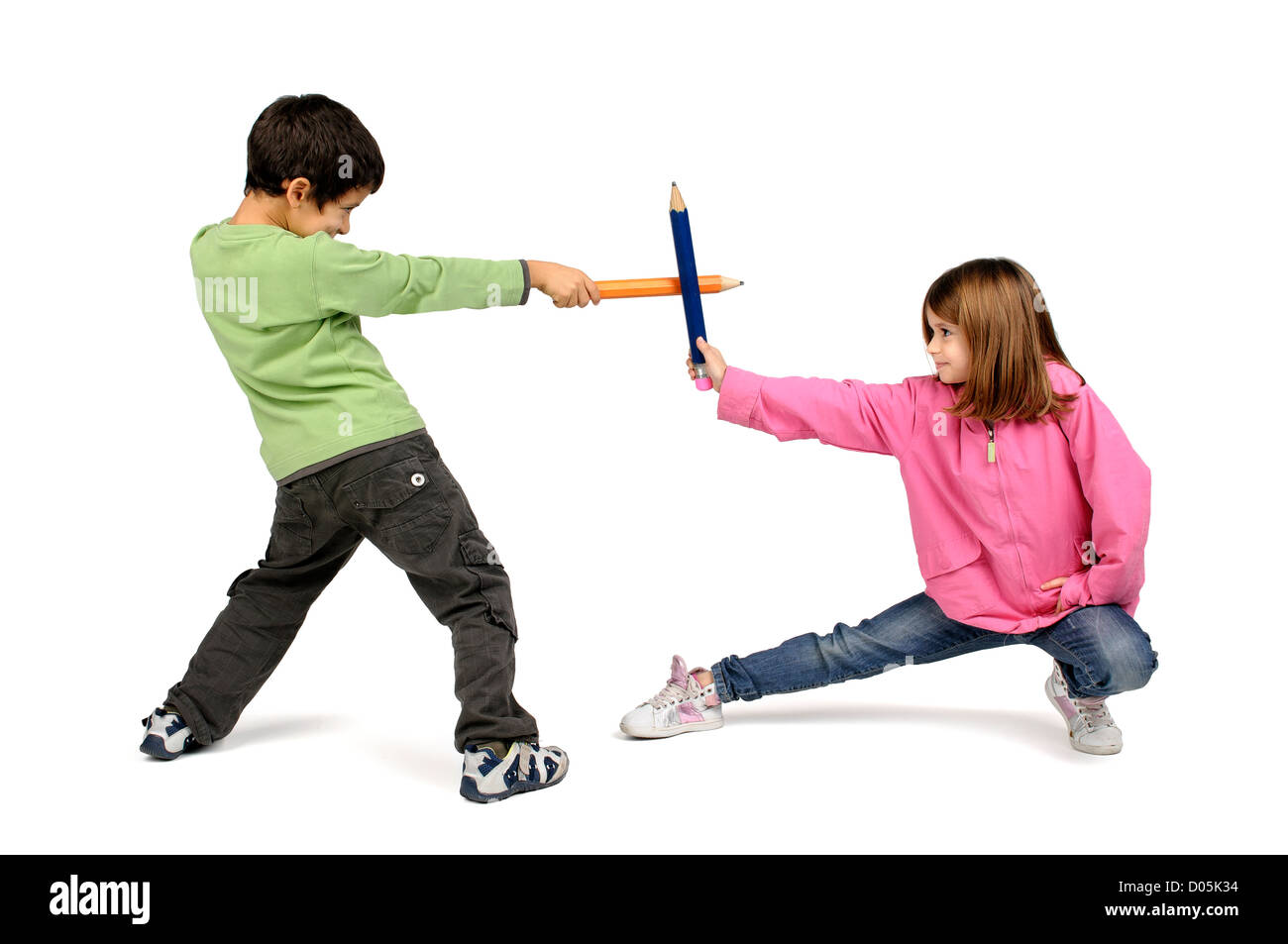 Bambini giovane giocando con grandi matite isolato in bianco Foto Stock