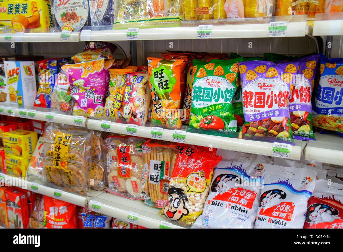 Shanghai Cina, quartiere cinese Huangpu, Jiangxi Road, minimarket, vendita vetrina, snack food, scaffali cracker, cinese Mandarin simboli, ha Foto Stock