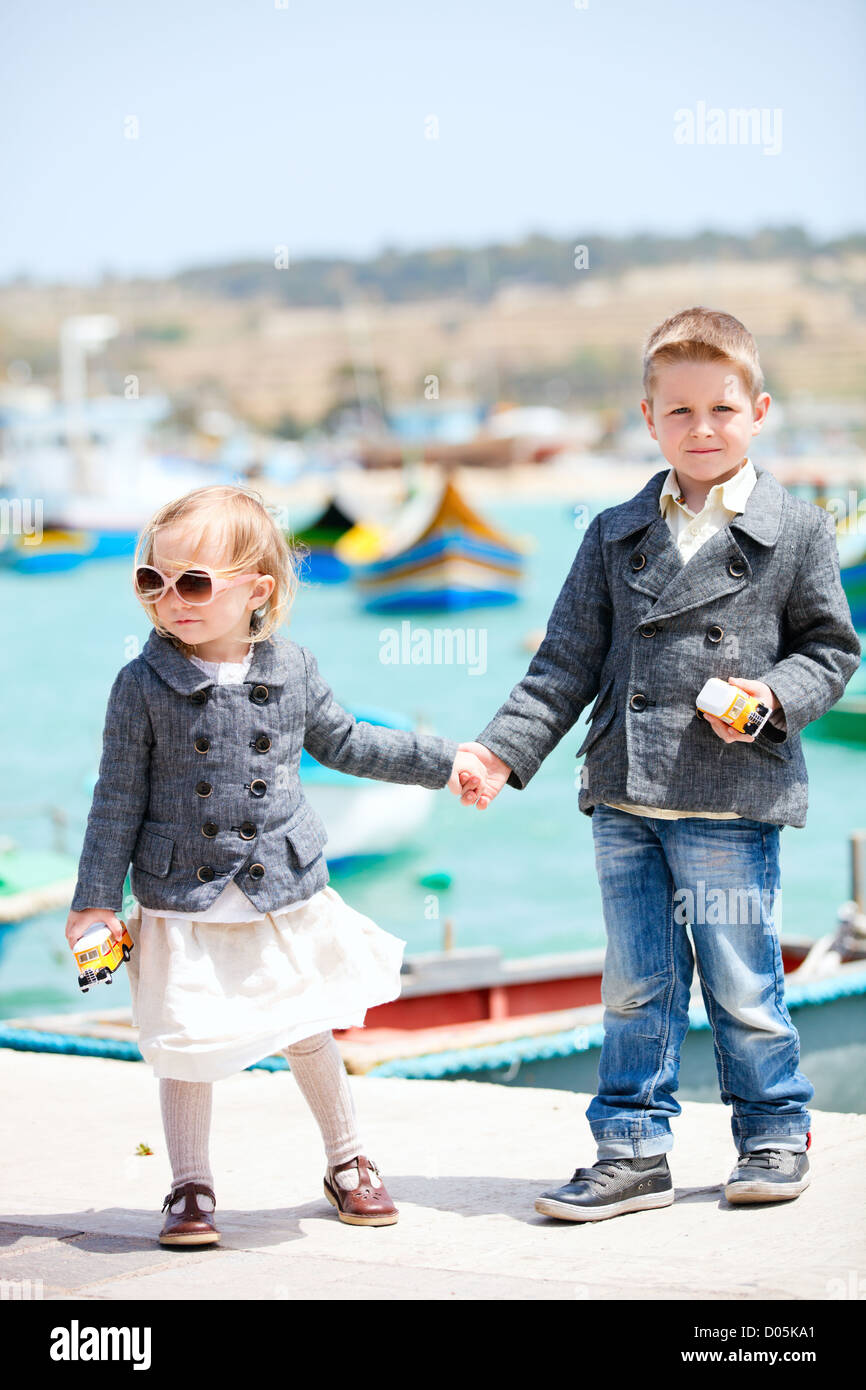 Kids in città nei pressi del porto Foto Stock