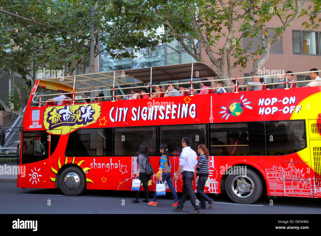 Shanghai Cina, quartiere cinese Huangpu, Jiangxi Road, autobus turistico, pullman, a due piani, hop on hop off, lingua inglese, bilingue, China121004029 Foto Stock