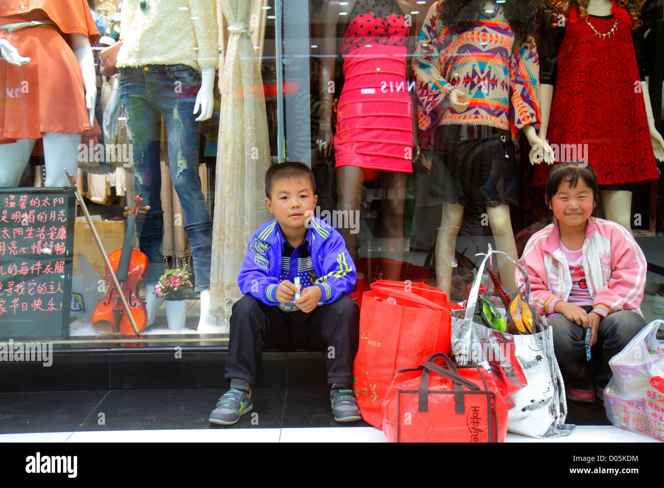 Shanghai Cina, Huangpu District, metro, People's Square Station, metropolitana, treno, treno, cavalieri, ragazzi asiatici, maschio bambini bambini bambini bambine ragazze ragazze, femmina, Foto Stock