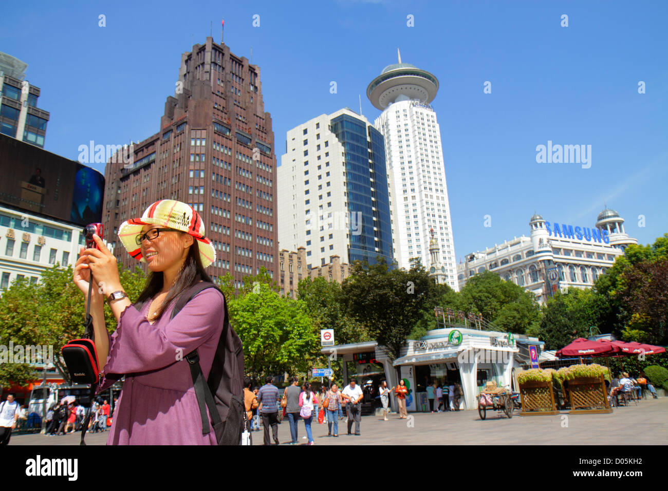 Shanghai Cina, quartiere cinese Huangpu, Nanjing Road, People's Square, plaza, donne asiatiche, parco, hotel, ingresso della metropolitana, Radisson Hotel Shanghai Foto Stock