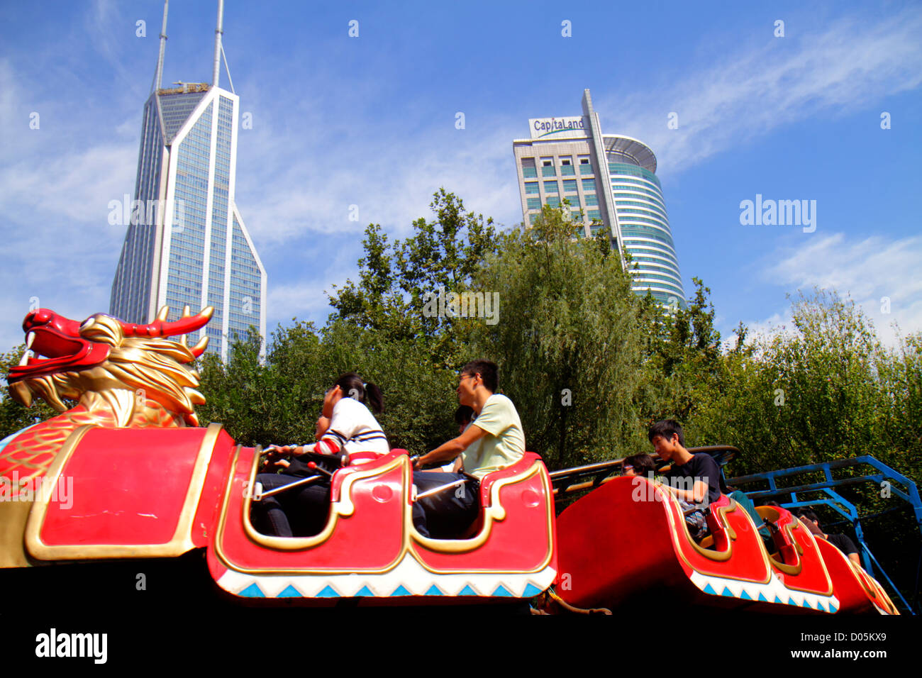 Shanghai Cina, Asia, cinese, orientale, Huangpu District, Nanjing Road, People's Park, Shimao International Plaza, Raffles City, grattacieli di grattacieli alti Foto Stock
