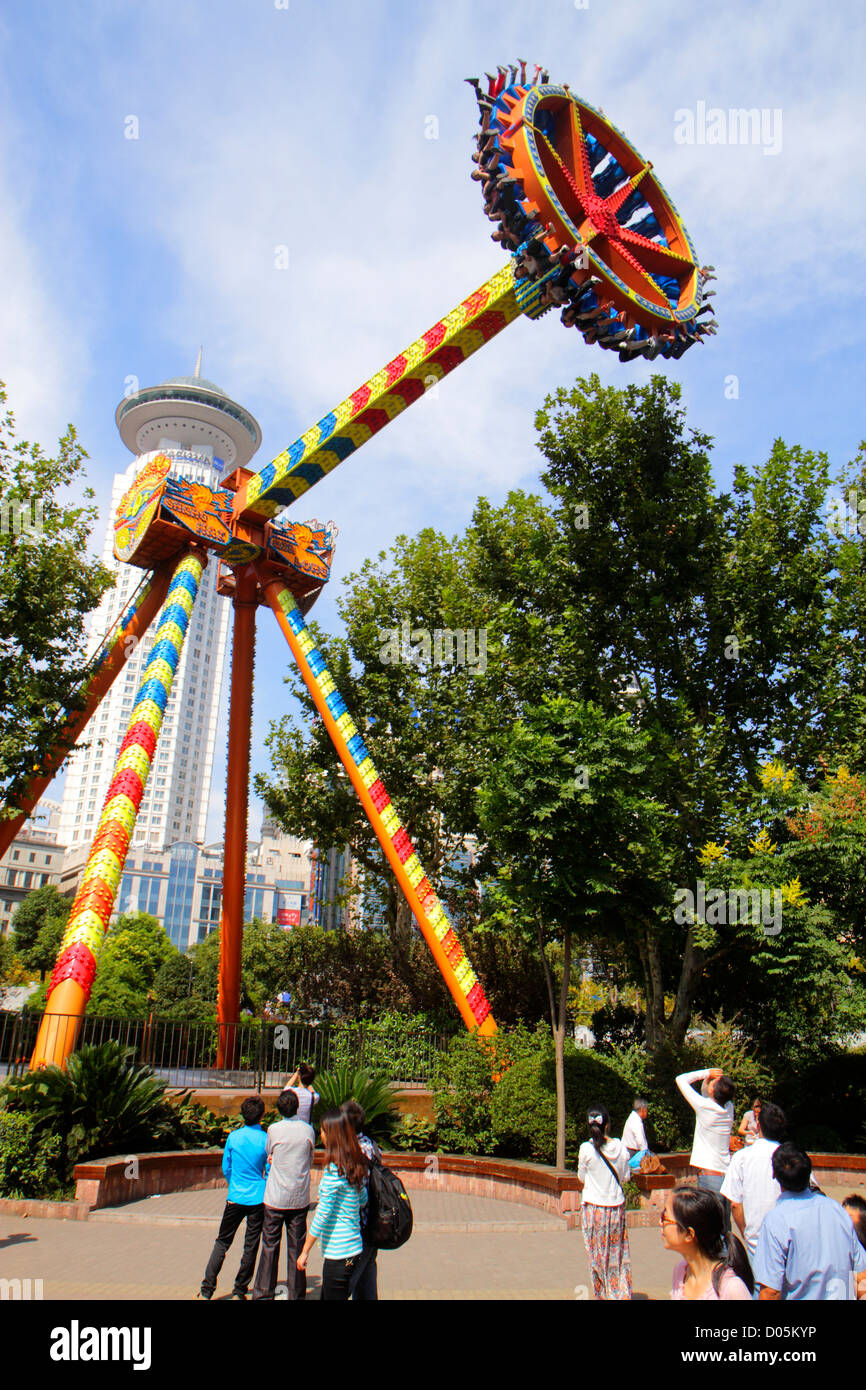 Shanghai Cina, quartiere cinese Huangpu, Nanjing Road, People's Park, Radisson Shanghai New World, hotel, grattacieli grattacieli alto edificio Foto Stock
