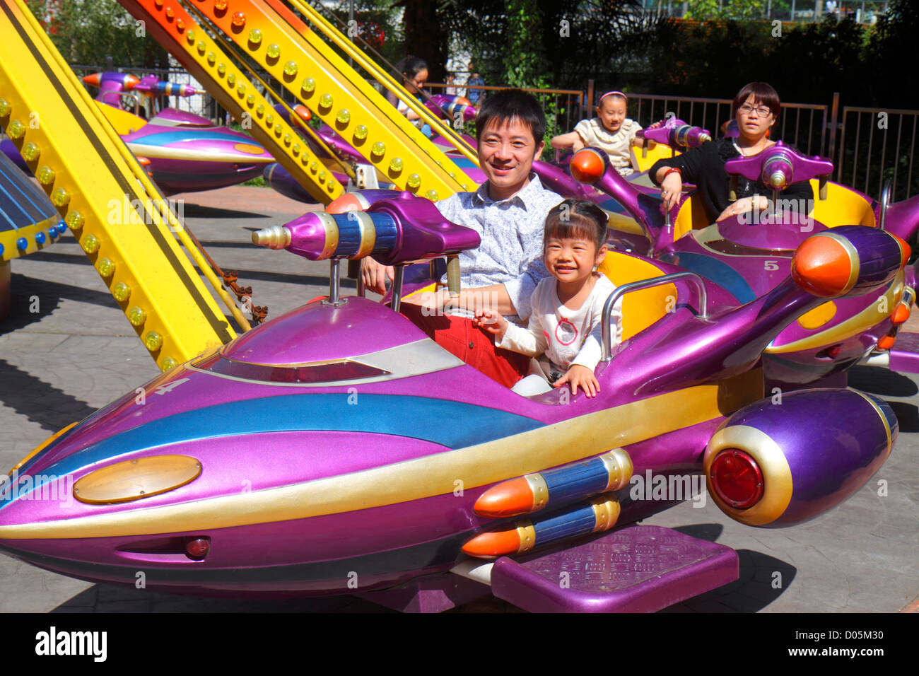 Shanghai Cina, quartiere cinese Huangpu, Nanjing Road, People's Park, parco divertimenti Jinjiang, ragazze asiatiche, ragazzi, bambine, ma Foto Stock
