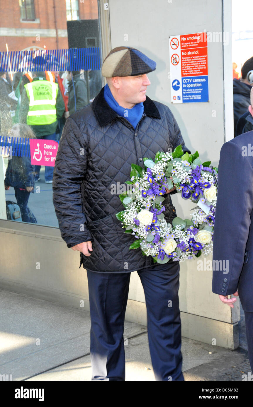 La stazione di Kings Cross, London, Regno Unito. Il 18 novembre 2012. Bob Crow, Segretario Generale del RMT detiene una corona nel caso in memoria dei morti. Il Kings Cross Fire 1987 è commemorato nella stazione in cui 31 persone hanno perso la vita 25 anni fa. Alamy Live News. Foto Stock