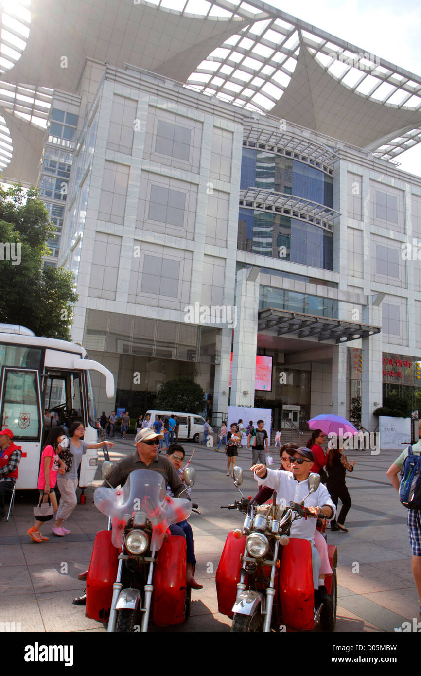 Shanghai Cina, quartiere cinese Huangpu, Xizang Road, People's Square, Shanghai Urban Planning Center, uomo asiatico uomini maschio adulti, moto, China121 Foto Stock