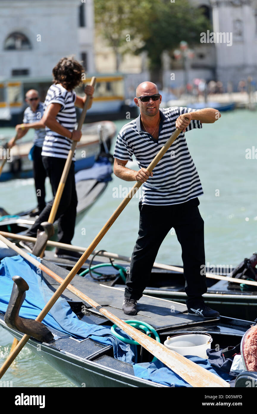 Gondoliere al lavoro, Venezia, Italia. Foto Stock