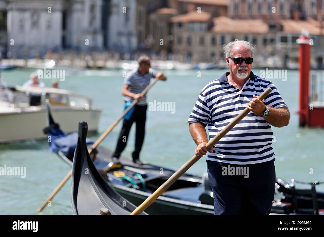 Gondoliere al lavoro, Venezia, Italia. Foto Stock