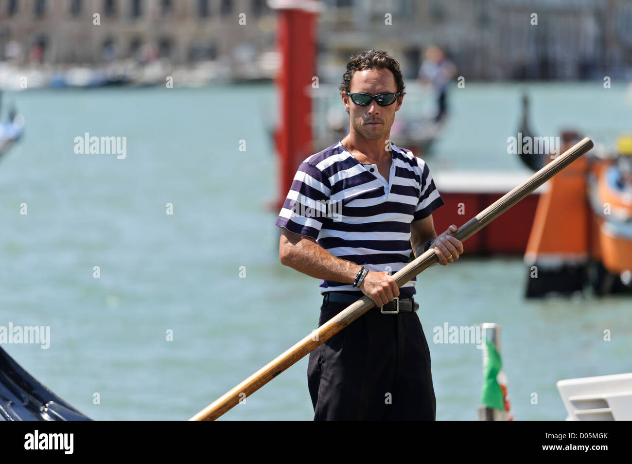 Gondoliere al lavoro, Venezia, Italia. Foto Stock