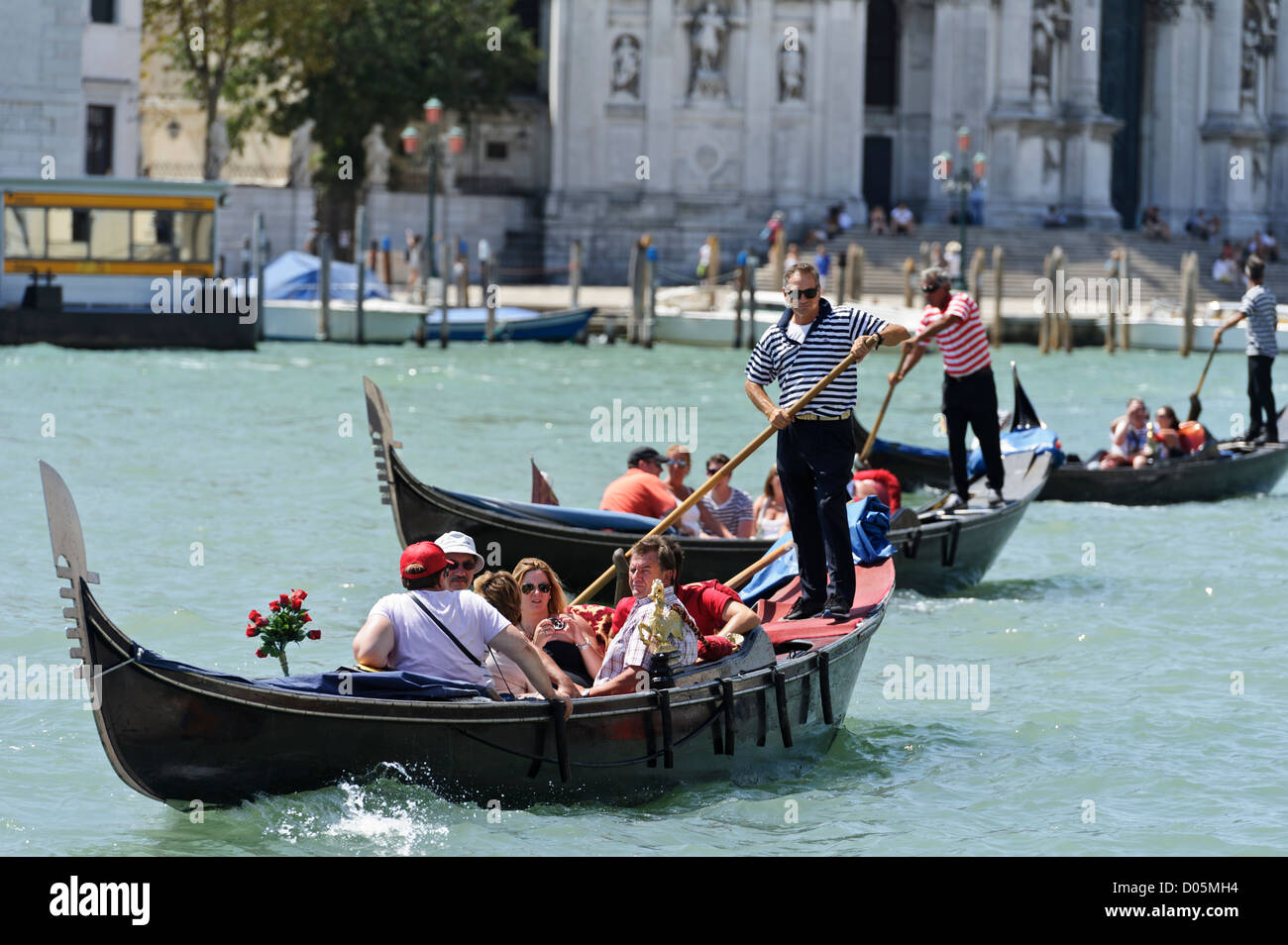 I turisti ad esplorare Venezia dalle gondole, Venezia, Italia. Foto Stock
