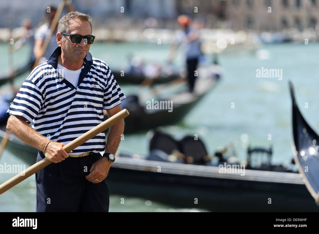Gondoliere al lavoro, Venezia, Italia. Foto Stock