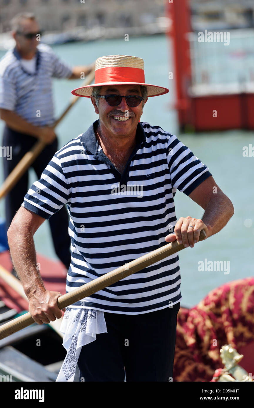 Gondoliere al lavoro, Venezia, Italia. Foto Stock