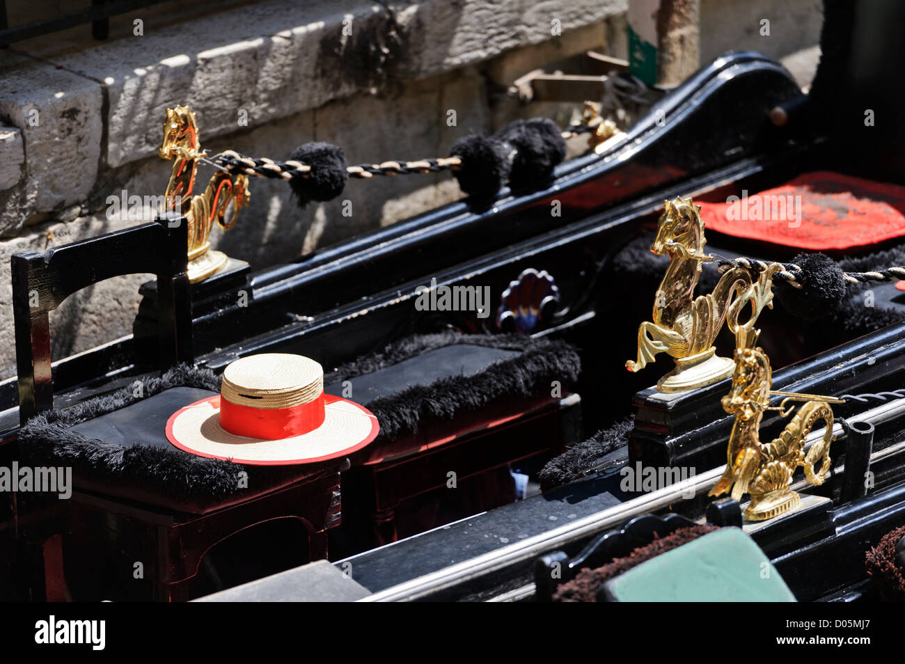 Gondoliere hat ed il cavalluccio di ornamenti, Venezia, Italia. Foto Stock