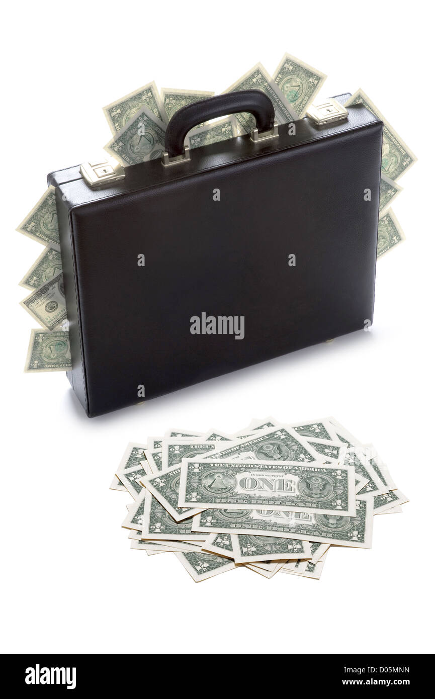 Valigetta farcite con le fatture del dollaro isolato su bianco Foto Stock