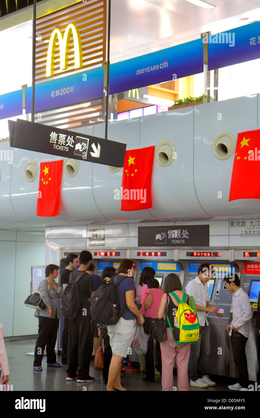 Shanghai Cina, quartiere cinese Huangpu, metropolitana, People's Square Station, metropolitana, treno, uomo asiatico uomini maschio, donna donne, linea 1 2 8, cinese Mand Foto Stock