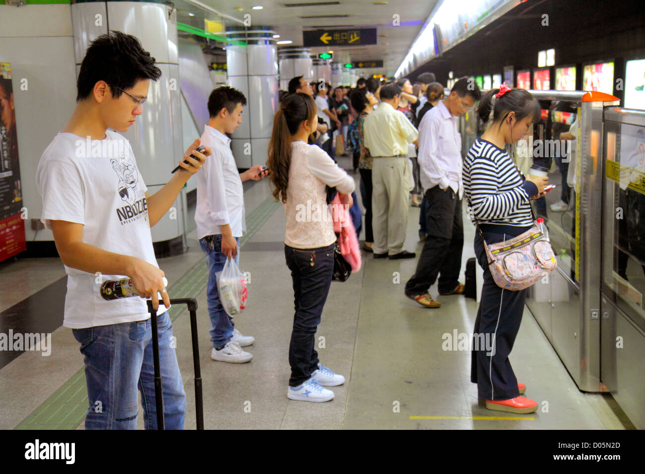 Shanghai Cina, quartiere cinese Huangpu, metropolitana, People's Square Station, metropolitana, treno, uomo asiatico uomini maschio, donna donne, linea verde 2, piattaforma, r Foto Stock