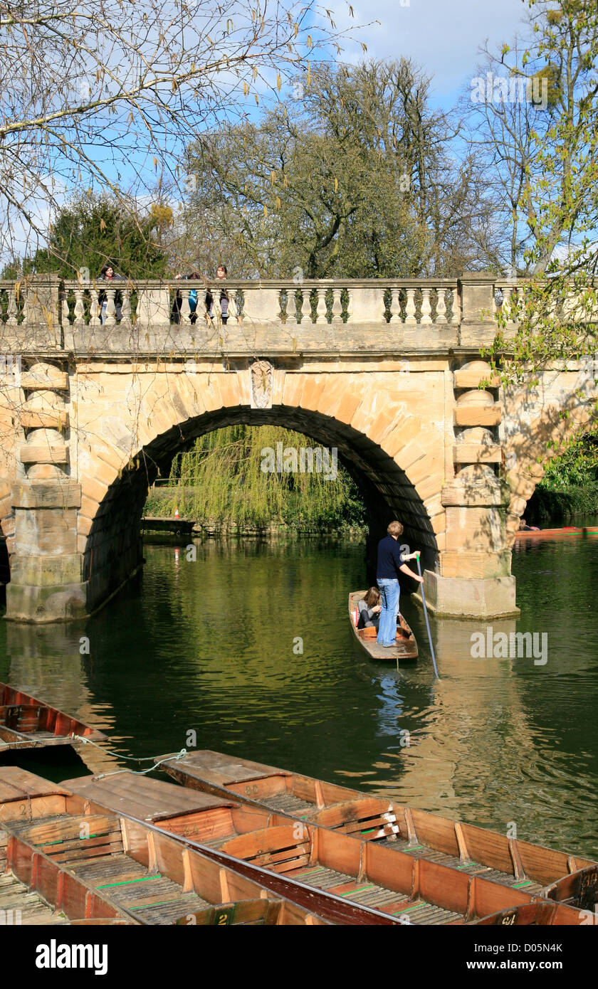 Punting sul fiume Cherwell Magdalen Bridge Oxford Oxfordshire England Regno Unito Foto Stock