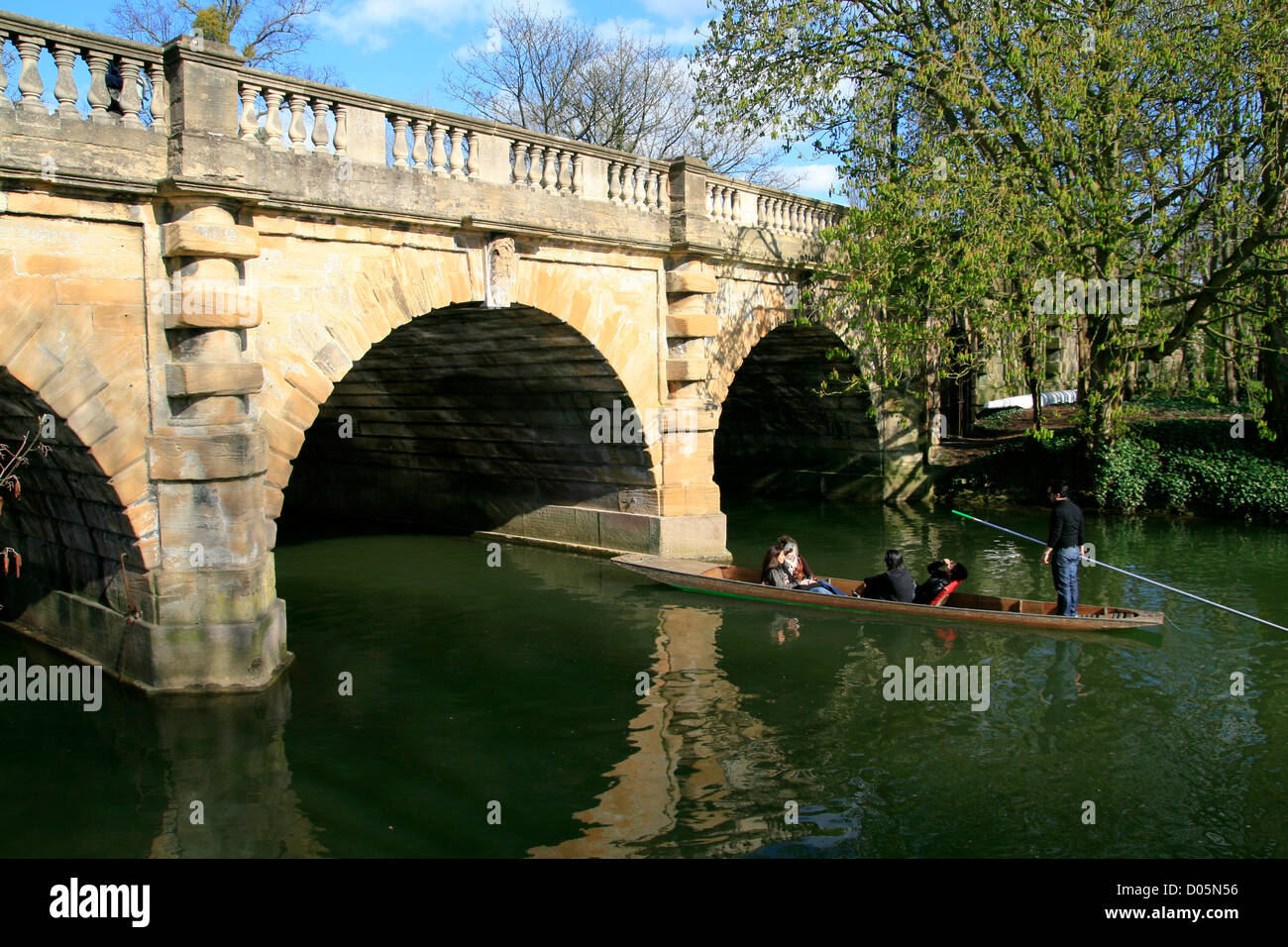 Punting sul fiume Cherwell Magdalen Bridge Oxford Oxfordshire England Regno Unito Foto Stock